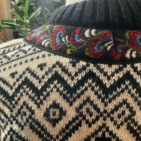 “Scandinavian” Style Embroidered Hook And Eye Closure Long Sleeved Sweater. - Picture 6 of 14